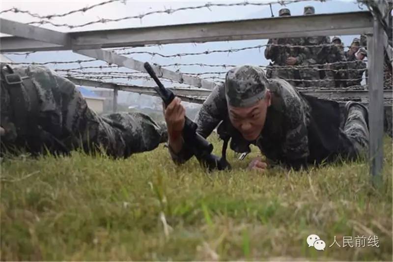 火热军营参军报国,00后新兵成长为军营男子汉