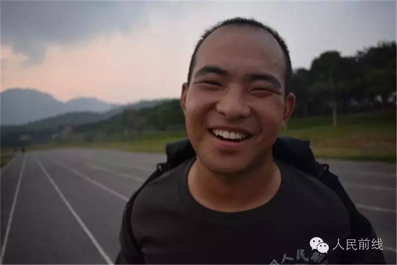 火热军营参军报国,00后新兵成长为军营男子汉