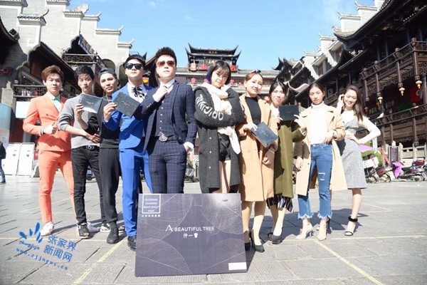 帅哥美女街头拥抱,帅哥美女表达爱意