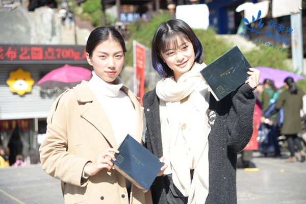 帅哥美女街头拥抱,帅哥美女表达爱意