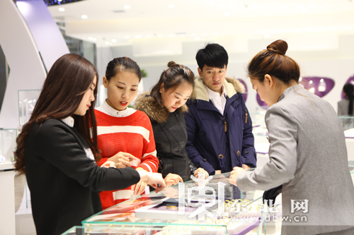 上百万枝玫瑰花,上万红玫瑰花首饰