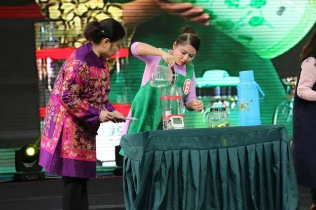 宝宝吐奶吐的不敢动,宝宝哭闹吐奶喘不过气