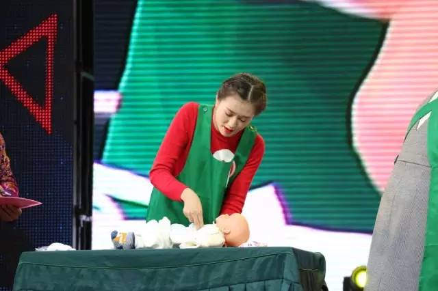 宝宝吐奶吐的不敢动,宝宝哭闹吐奶喘不过气