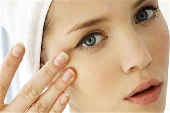 眼周有皱纹怎么回事,眼周长皱纹怎么解决