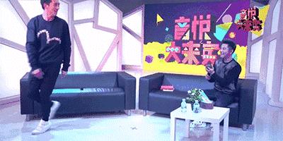 这个男人太神奇！会唱会跳有腹肌，还会边织毛衣边撒娇···