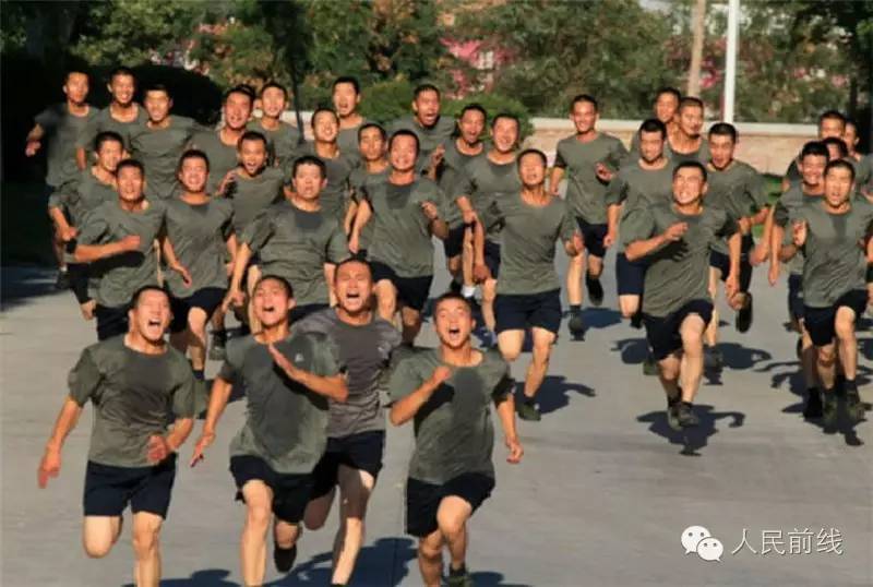 火热军营参军报国,00后新兵成长为军营男子汉