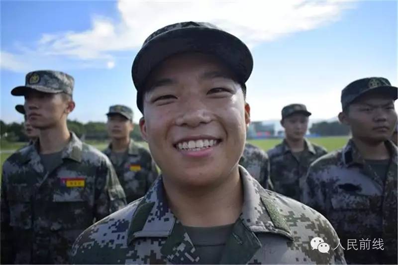 火热军营参军报国,00后新兵成长为军营男子汉