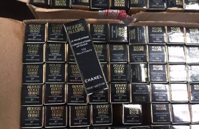 我震惊了丨700多支假香奈尔、迪奥口红，正要运日本被海关查获为啥是日本，你懂的！