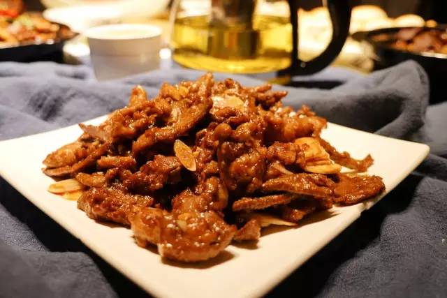 这家餐厅提供的菜单让人细思极恐,这家餐厅菜不好吃却天天爆满