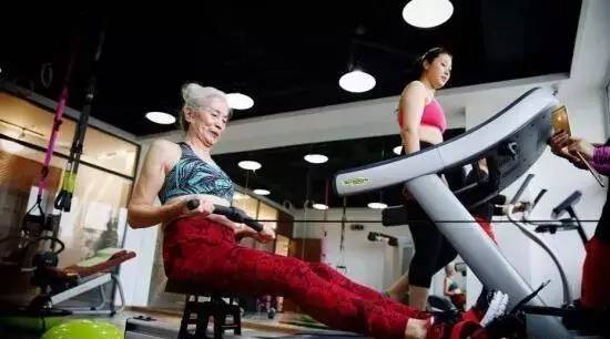 78岁天津老奶奶坚持健身,73岁天津白发奶奶坚持健身13年