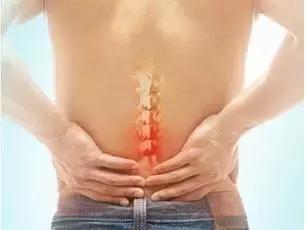 40岁壮汉背弯得像只虾，看看医生是怎么将他“拉直”的