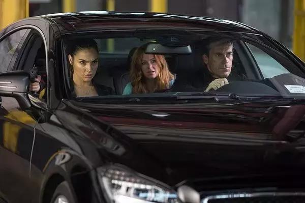 放着间谍这份很有前途的职业,为什么要当逗比呢