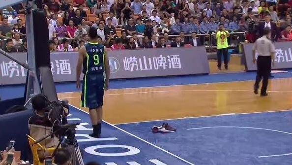 易建联脱鞋事件怎么回事,易建联脱鞋事件是哪双鞋子