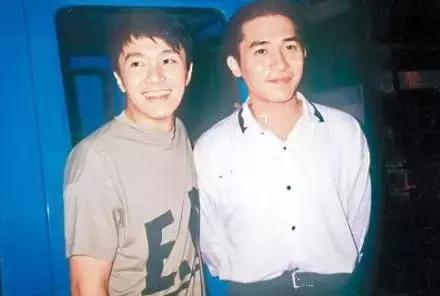 网友说,他的眼神无法以言语来形容