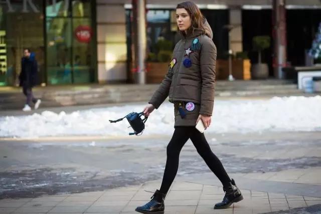 好冷啊！我只想躲进羽绒服里装成一个时髦的瘦子！