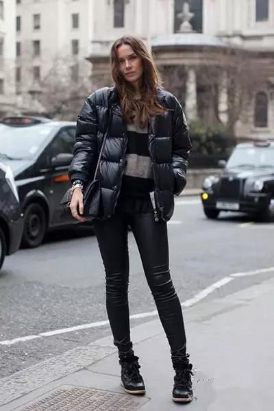 好冷啊！我只想躲进羽绒服里装成一个时髦的瘦子！