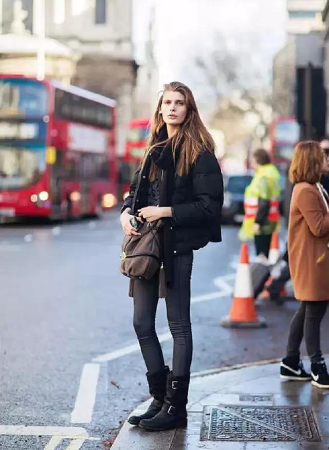 好冷啊！我只想躲进羽绒服里装成一个时髦的瘦子！