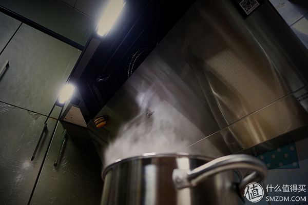 美的抽油烟机侧吸式清洗图解,油烟机拆卸清洗详细全过程美的