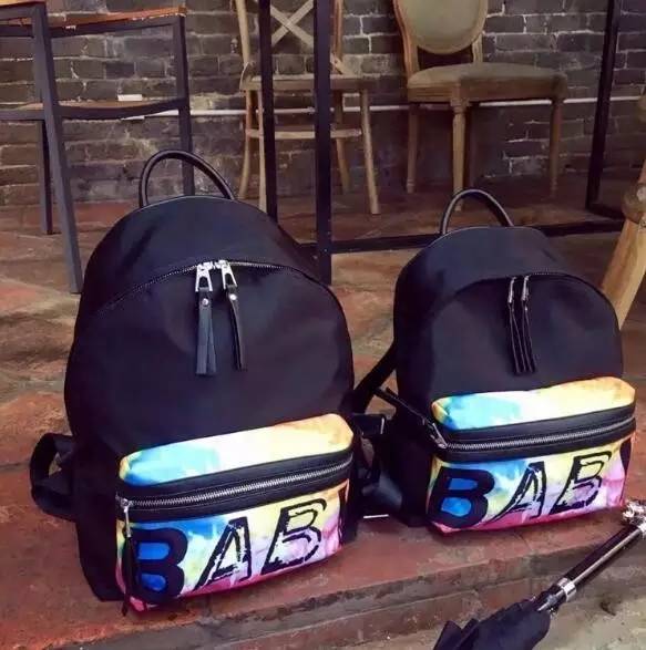 喂，和我用同款书包，是不是暗恋我？