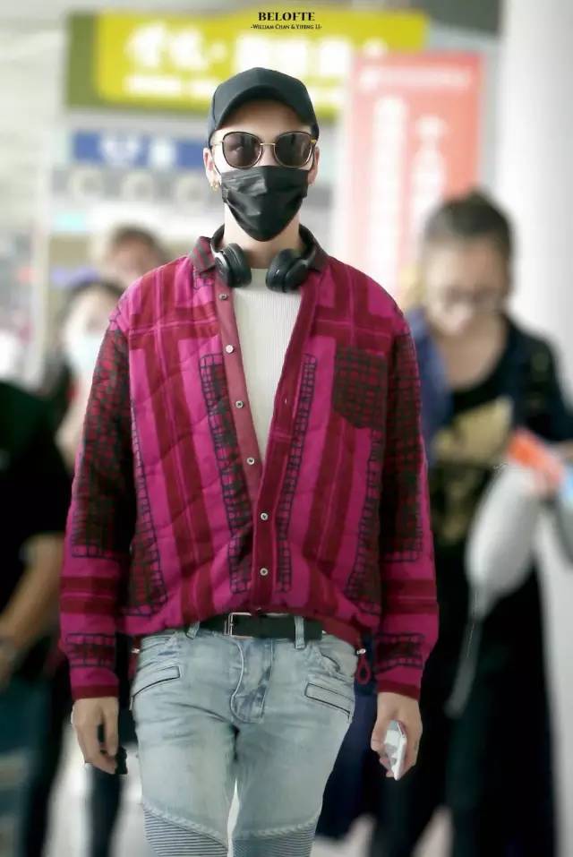 陈伟霆李易峰黑白配表演,李易峰陈伟霆出席活动西服