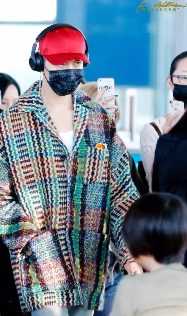 陈伟霆李易峰黑白配表演,李易峰陈伟霆出席活动西服