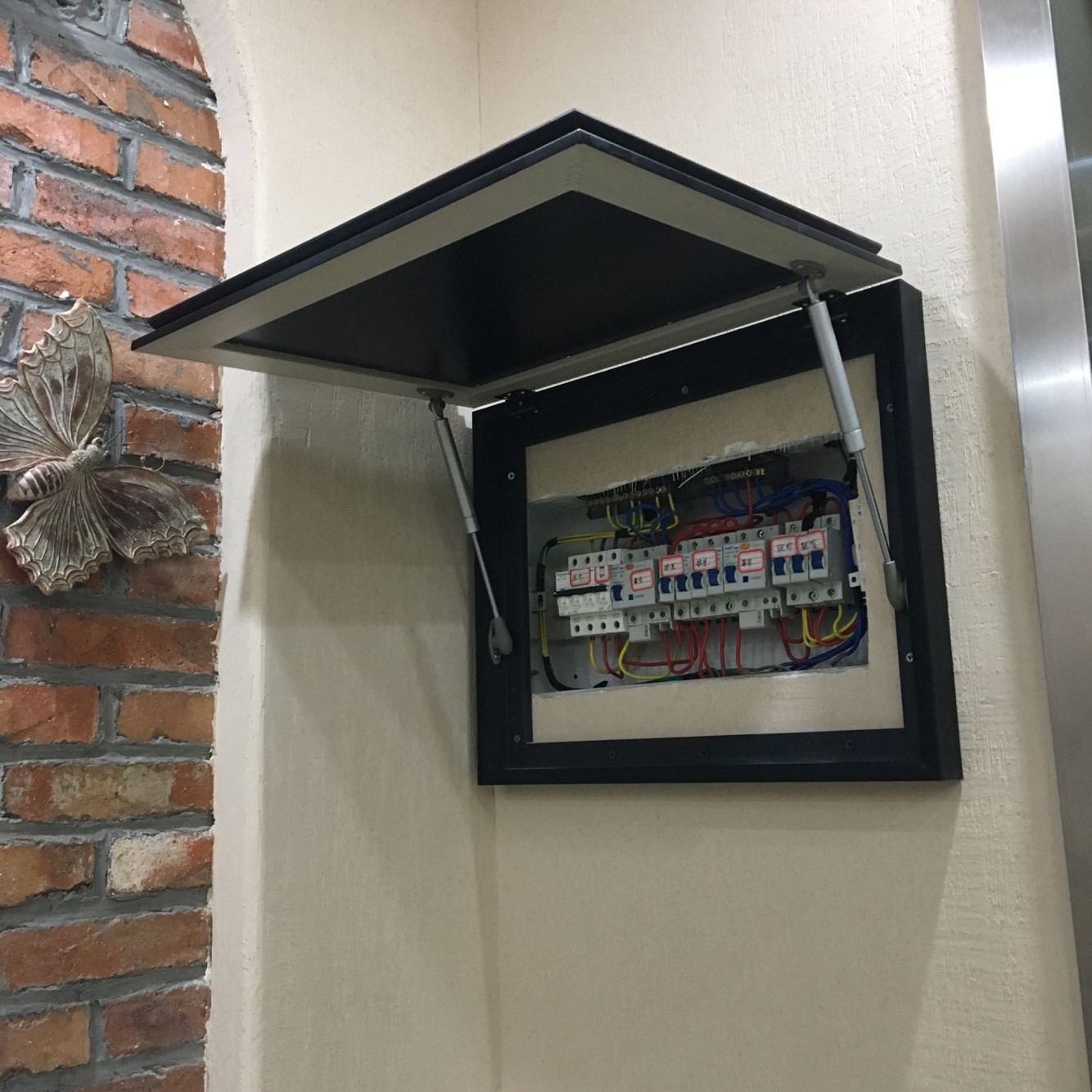 弱电箱位置怎么隐藏到柜里,弱电箱的正确布置的视频