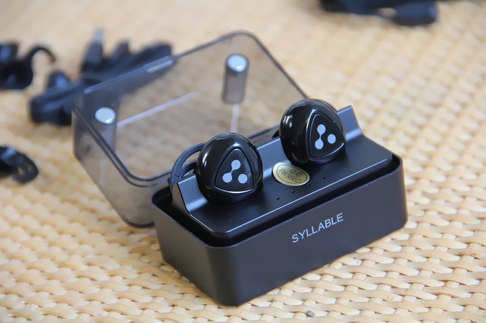 主耳机监听副耳机,主音质蓝牙耳机