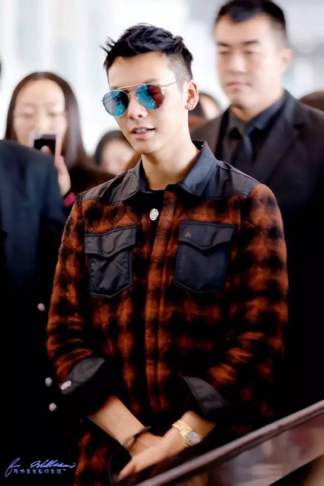 陈伟霆李易峰黑白配表演,李易峰陈伟霆出席活动西服