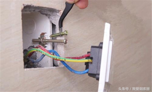 插座底盒螺丝耳朵坏了,线盒耳朵坏了如何安装插座