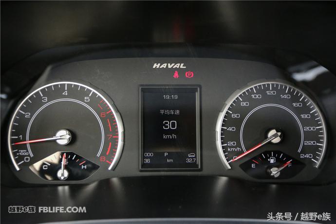 城市中的帅小伙试驾哈弗H2s红标版