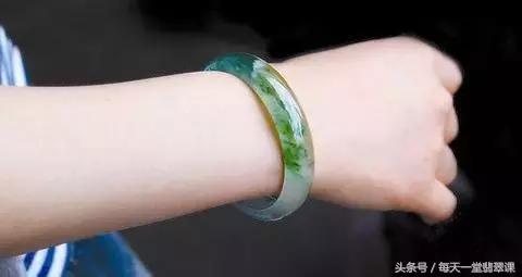 手镯玉戴上取不下来怎么办,手镯拿不下来的小妙招