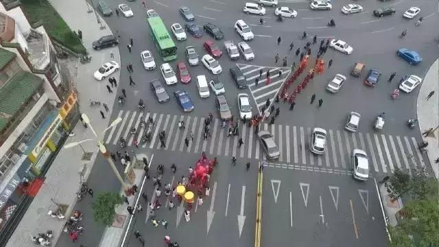 山西临汾街头上的婚礼，舞狮、花轿、大红马跳得真好！