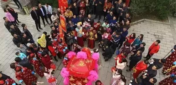 山西临汾街头上的婚礼，舞狮、花轿、大红马跳得真好！