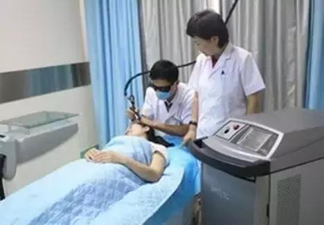 果酸换肤和激光祛痘哪个效果好,激光祛痘和果酸换肤哪个好