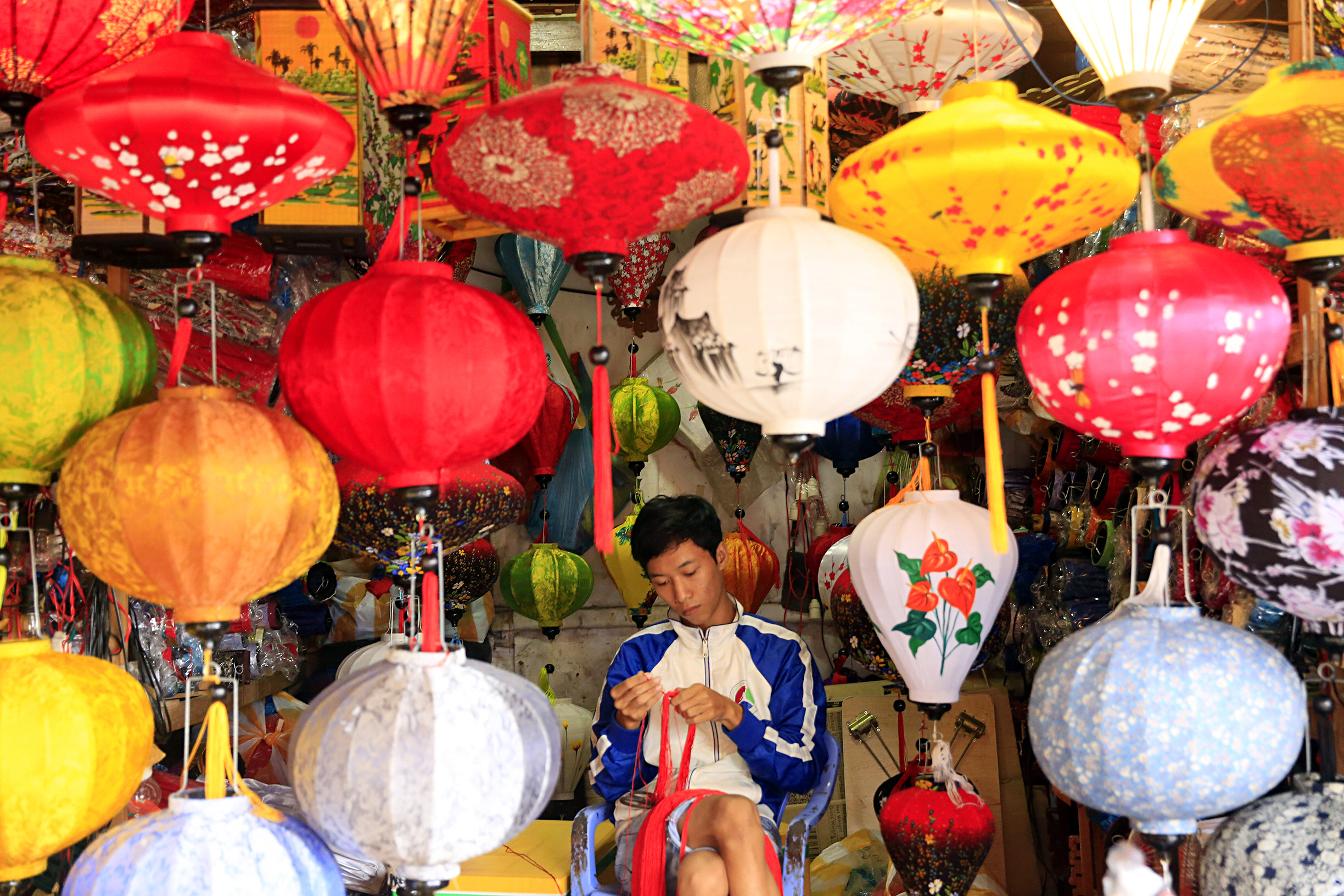 在越南会安古镇，喝一杯柠檬叶荷花茶、拍一次灯笼里的订婚照