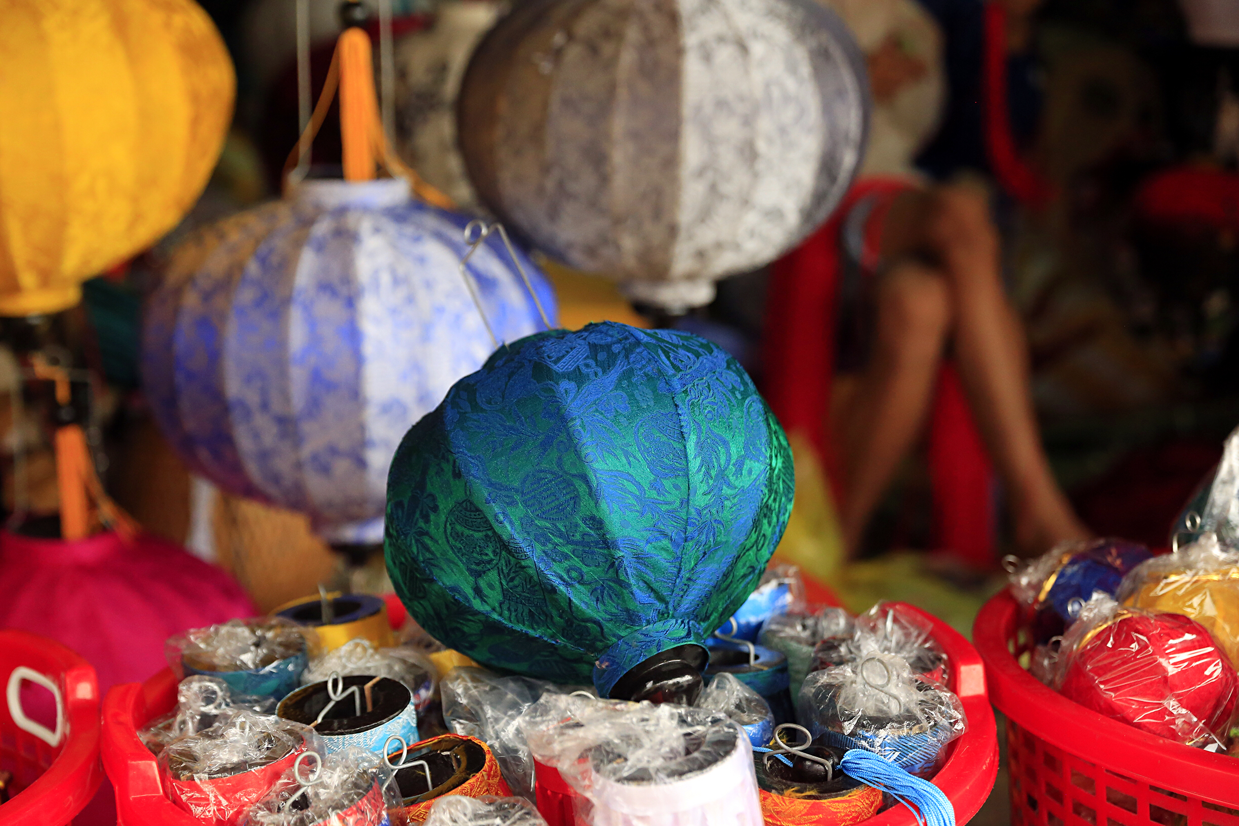 在越南会安古镇，喝一杯柠檬叶荷花茶、拍一次灯笼里的订婚照