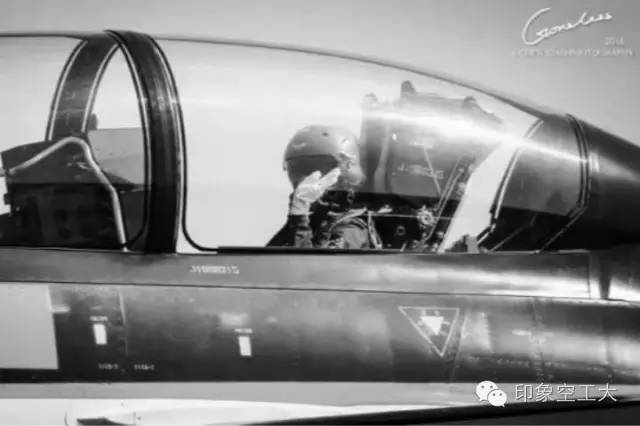 金孔雀故乡弹唱,金孔雀魂归故里群众自发来送别