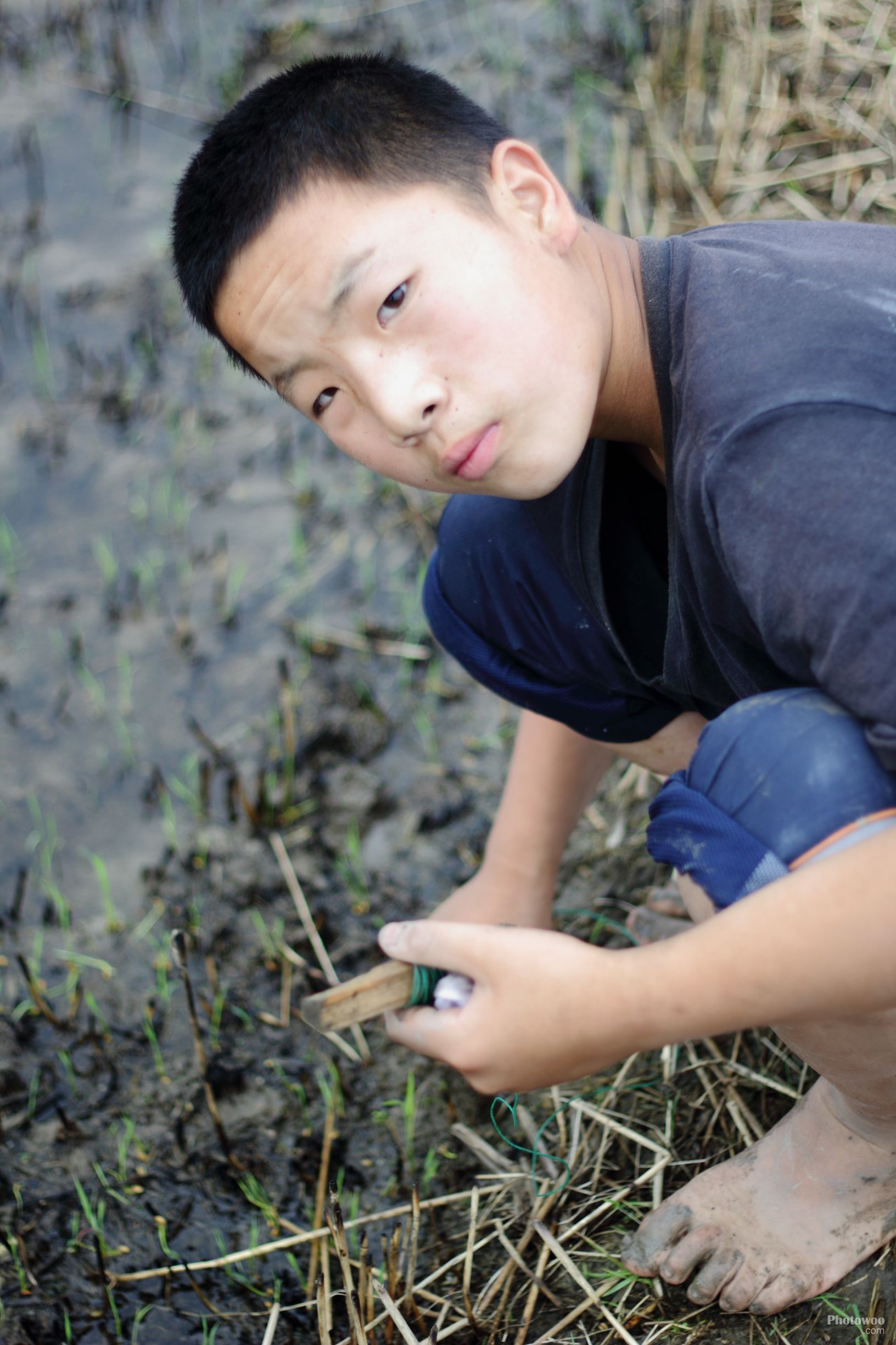 自卑多疑的瘸腿老汉,怕人笑话不敢出门,残疾小孩教育启发了他