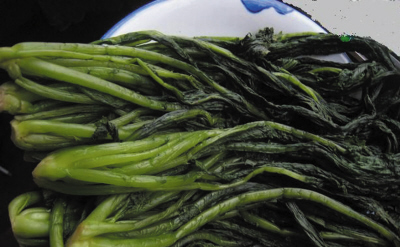 你想不想吃蛋炒饭,雪里红炒肉沫配米饭