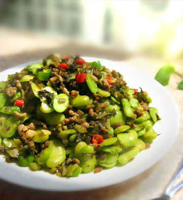 你想不想吃蛋炒饭,雪里红炒肉沫配米饭