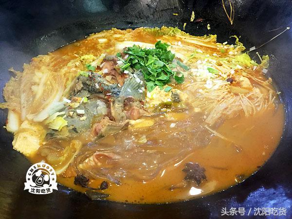 热气腾腾的铁锅炖鱼看起来好美味,铁锅炖鱼真的好吃