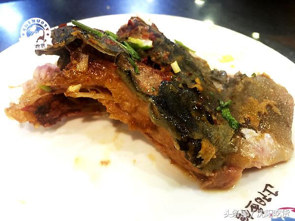 热气腾腾的铁锅炖鱼看起来好美味,铁锅炖鱼真的好吃