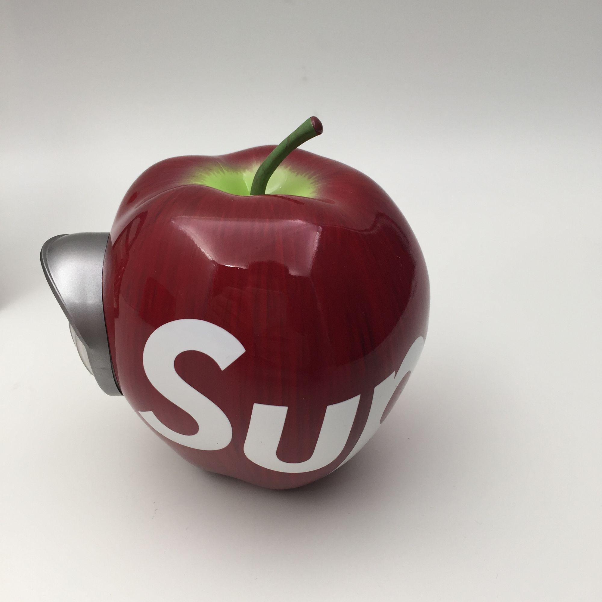 一块700多砖头一个上千的苹果,SUPREME颠覆你的价值观