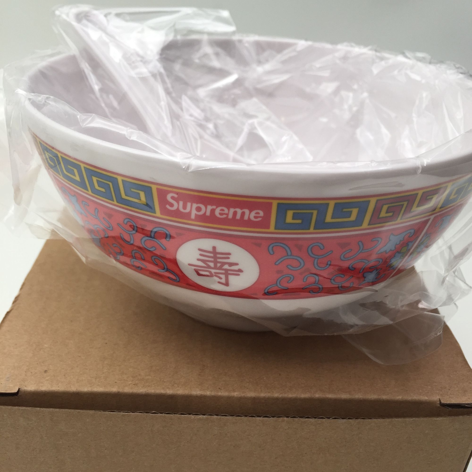 一块700多砖头一个上千的苹果,SUPREME颠覆你的价值观