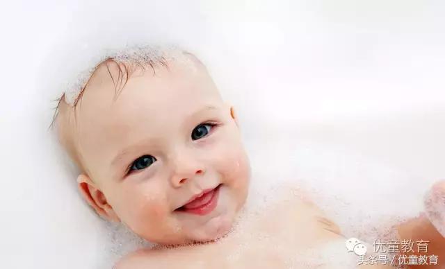 怎么给宝宝洗澡一岁以内,宝宝洗完澡怎样给宝宝做抚触