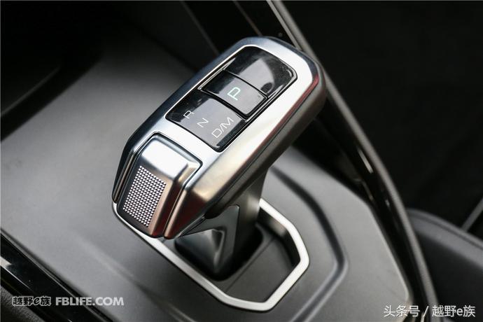 城市中的帅小伙试驾哈弗H2s红标版