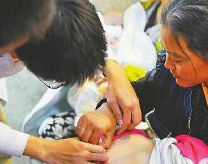 2岁小孩半个月大便带血,两岁宝宝抽血检查说血疑