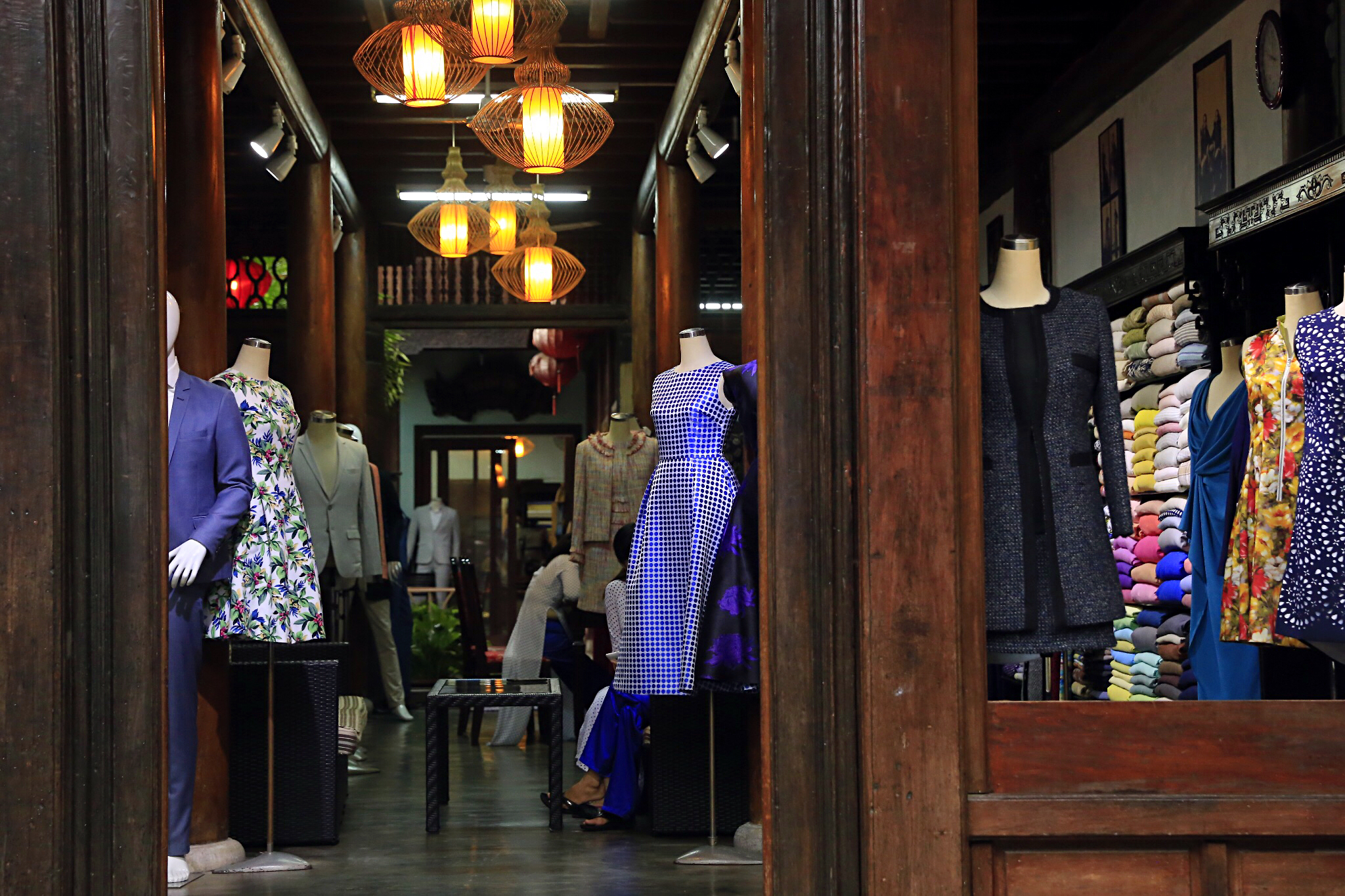 在越南会安古镇，喝一杯柠檬叶荷花茶、拍一次灯笼里的订婚照