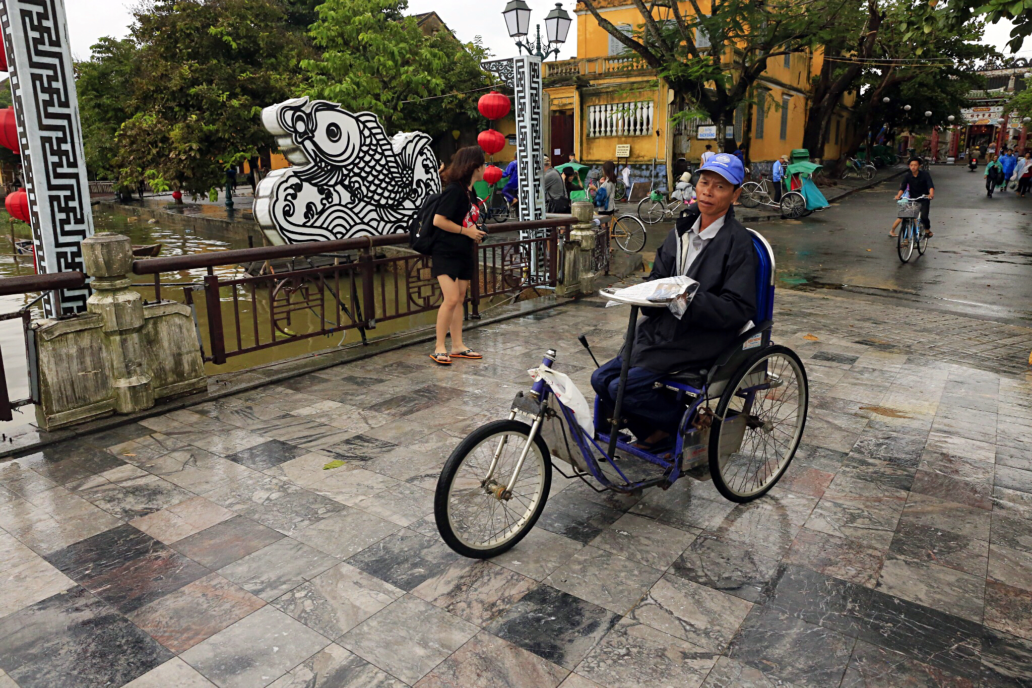 在越南会安古镇，喝一杯柠檬叶荷花茶、拍一次灯笼里的订婚照