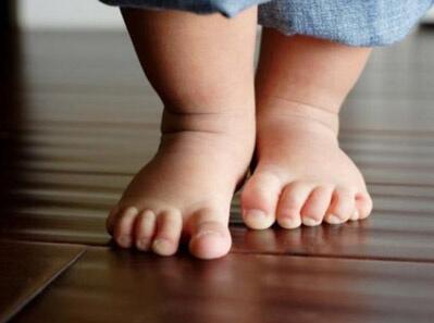 一岁半宝宝突然瘸了,1岁半小孩走路突然一只腿瘸